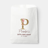 Goldmonogramm Brief P mit rosafarbenen Rosen Geschenktütchen (Vorderseite)