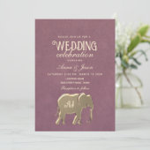 Goldmonogramm-Lila Hochzeit Einladung (Stehend Vorderseite)