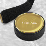 Goldmünzname Monogram Eishockey Puck<br><div class="desc">Goldmünze Name Monogram Hockey Puck. Passen Sie ihn an,  indem Sie Ihren Namen und Ihre Initialen hinzufügen. Geeignet für Kinder und Erwachsene.</div>