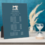 GoldNähmaschine - Aquamarine Preisgestaltung Fotoplatte<br><div class="desc">Unter der Darstellung einer Vintagen Nähmaschine in Imitat Gold auf einem aquamarinen Hintergrund und unter Ihrem Namen oder Firmennamen werden Ihre Dienstleistungen, Preislisten oder Geschäftsinformationen unterstrichen. Enthält drei individuell anpassbare Überschriften und Textfelder. Um das Layout anzupassen, geben Sie Ihren Text ein und ändern Sie mithilfe der Funktion Anpassen die Positionierung...</div>