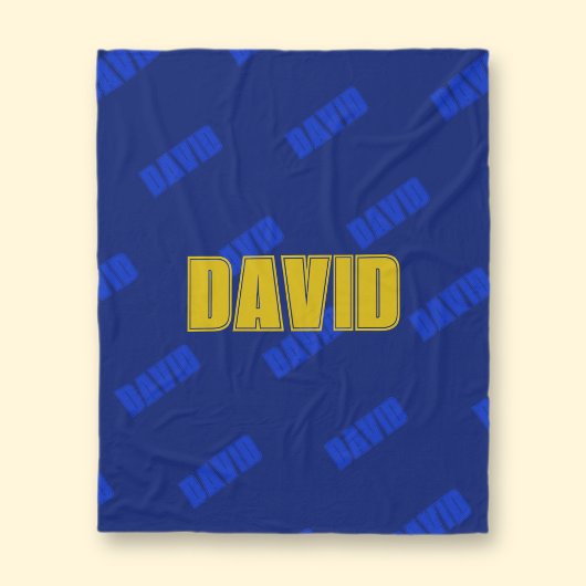 Goldname und wiederholter Blauer Name auf dunklem Fleecedecke