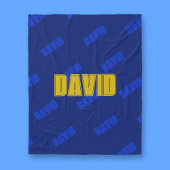 Goldname und wiederholter Blauer Name auf dunklem Fleecedecke