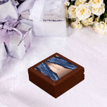 Goldnamensskript der Rose Blauer Marmor Erinnerungskiste<br><div class="desc">Dunkelblau und Rose goldfarben,  Marmorsteindruck als Hintergrund Persönlich gestalten und Ihren Namen hinzufügen. Der Name wird mit einem modernen handgeschriebenen Stilskript mit Swashes geschrieben. Um die Swashes behalten,  löschen Sie nur den Beispielnamen,  verlass die Leerzeichen oder Emoji's vor und nach dem Namen.</div>