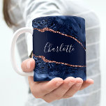 Goldnamensskript der Rose Blauer Marmor Kaffeetasse<br><div class="desc">Navy Blau und Rose Gold agate,  Marmorstein als Hintergrund. Personalisieren und fügen Sie Ihren Namen,  weiße Buchstaben. Der Name ist mit einem modernen handgeschriebenen Stilskript geschrieben.</div>