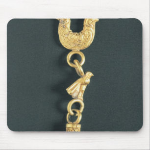 Goldohrring mit Tropfen-förmigem Anhänger in der Mousepad