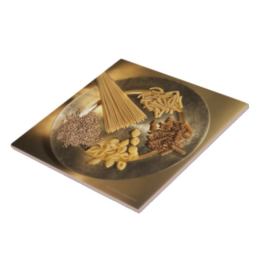 Goldplatte mit Teigwaren und Körnern des Weizens Fliese (Seite)