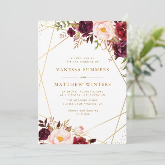 Goldrahmen-Bordeaux-Blütenhochzeit Einladung (Stehend Vorderseite)