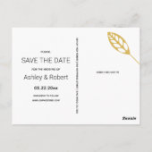 Goldrahmen mit Blatt und Initialen Save the Date Postkarte (Rückseite)