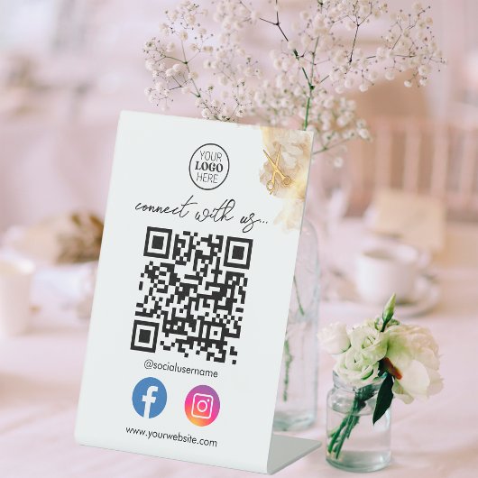 Goldschere verbinden sich mit QR Code Social Media Sockelschild