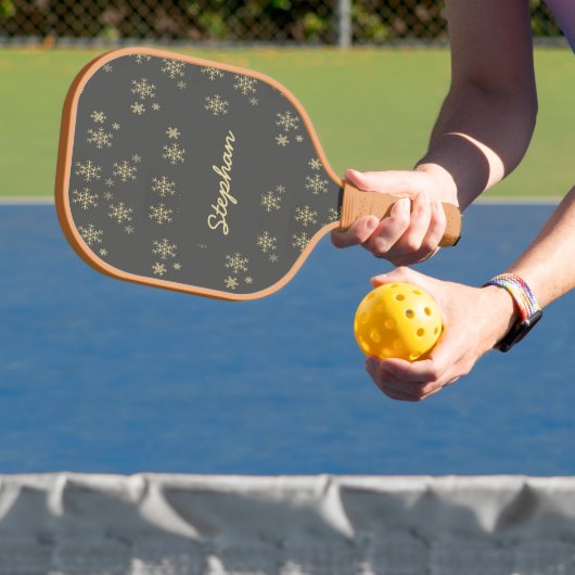 Goldschneeflocken auf grau pickleball schläger (InSitu)