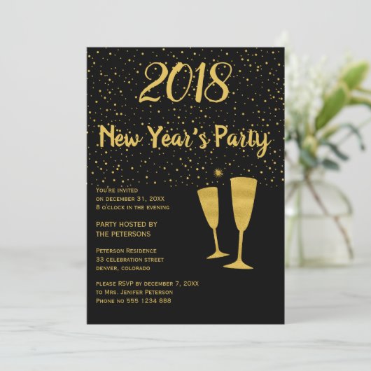 Goldschwarze Konfetti Neujahrsfeier einladen Einladung (Stehend Vorderseite)