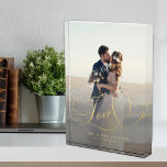 Goldskriptschrift für neugezogene Liebe - Foto<br><div class="desc">Personalisieren Sie diese Liebe Herz Imitate Gold Kalligraphie Skript benutzerdefinierte Foto Block mit den Namen der Braut und Bräutigam und Hochzeitstag und Ort. Könnte ein perfektes Sake-Geschenk für die Neuvermählten sein.</div>