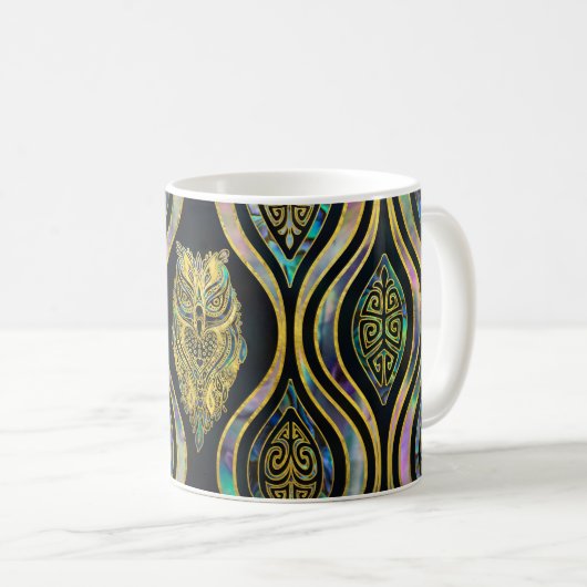 Goldstammes- Eule auf Boho Ohrschnecken-Muster Kaffeetasse (VorderseiteRechts)