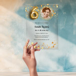 Goldsterne aus dem 60. Foto überzeugen Acryleinladungen<br><div class="desc">Für eine elegante Meilenstein 60. Geburtstagsfeier. Ein klarer,  transparenter Hintergrund. Goldene Sterne und die Nummer 6 in Imitat Gold. Personalisieren Sie Ihre Foto-,  Name- und Party-Daten und fügen Sie diese hinzu.</div>