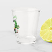 Goldtopf-Kobold auf einem Schnapsglas (Rechts)