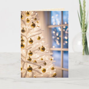 Goldverzierungen auf einem weißen Weihnachtsbaum Feiertagskarte