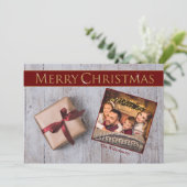 Goldweihnachtsgeschenk auf Snowy Deck Foto Feiertagskarte (Stehend Vorderseite)