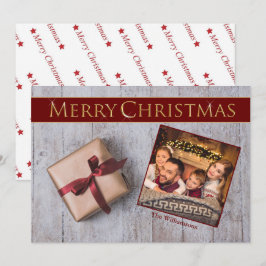 Goldweihnachtsgeschenk auf Snowy Deck Foto Feiertagskarte