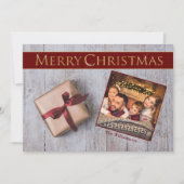 Goldweihnachtsgeschenk auf Snowy Deck Foto Feiertagskarte (Vorderseite)