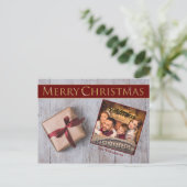 Goldweihnachtsgeschenk auf Snowy Deck Foto Postkarte (Stehend Vorderseite)