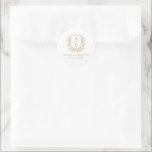 Goldweißes Wappen Moderne Monogramm Hochzeit Runder Aufkleber<br><div class="desc">Mit dem Gold White Wappen Modern Monogram Wedding Classic Round Sticker können Sie Ihre Hochzeit mit einer Touch von Eleganz versehen. Mit einem klassischen, weißen Hintergrund mit luxuriösem Golddesign und einem personalisierten Monogramm ist dieser Aufkleber das perfekte Detail für Ihre Hochzeitseinladungen, Favoriten oder Dekoration. Das elegante und dennoch moderne Design...</div>