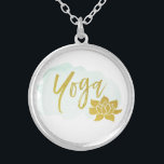 *~* Goldwort-Yoga mit Gold Lotus Versilberte Kette<br><div class="desc">Wenn Sie angezogen zu dieser starken Halskette sich finden, vertrauen Sie ihr. Kein Bedarf zu verstehen "warum". Das Bild ist Typografie des Wortes "das Yoga", das in einem modernen Schriftart zusammen mit einem Goldlotos erfolgt ist. Es gibt einen hellen Türkis-Aquarellfleck hinter dem Text Yoga und dem Goldlotos. Vertrauen Sie, dass...</div>