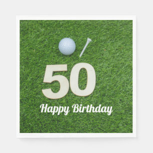 Golf 50. Geburtstagsgolfball und Tee auf Grün Serviette