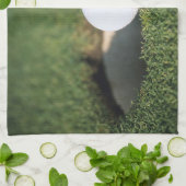 Golf Ball am Rand des Lochs Handtuch (Gefaltet)