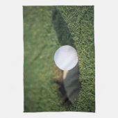 Golf Ball am Rand des Lochs Handtuch (Vertikal)