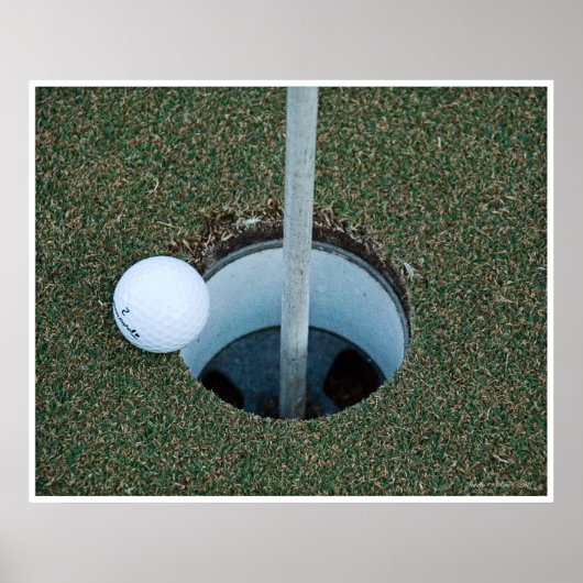 Golf Ball am Rande Poster (Vorne)