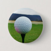 Golf Ball auf dem Golfplatz Button (Vorderseite)