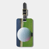 Golf Ball auf dem Golfplatz Gepäckanhänger (Vorderseite vertikal)