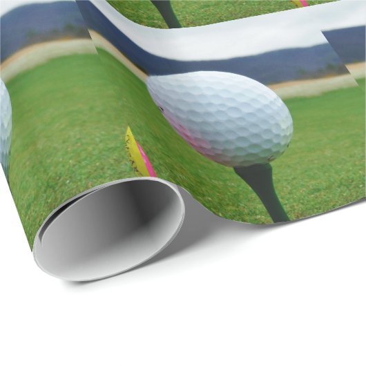 Golf Ball auf dem Golfplatz Geschenkpapier (Rolleneckpunkt)