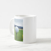 Golf Ball auf dem Golfplatz Kaffeetasse (Vorderseite Links)