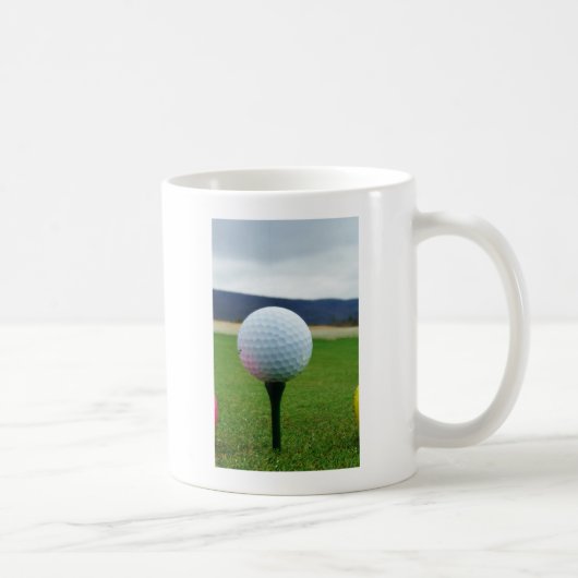 Golf Ball auf dem Golfplatz Kaffeetasse (Rechts)