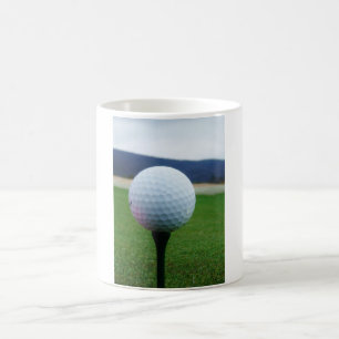Golf Ball auf dem Golfplatz Kaffeetasse