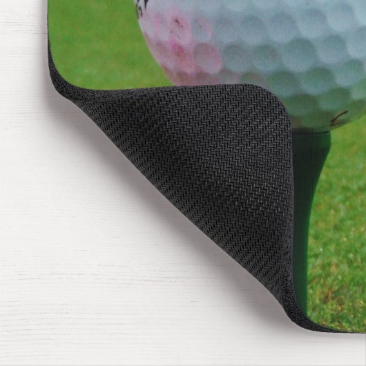 Golf Ball auf dem Golfplatz Mousepad (Ecke)