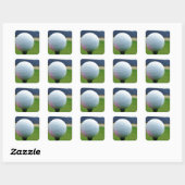 Golf Ball auf dem Golfplatz Quadratischer Aufkleber (Blatt)