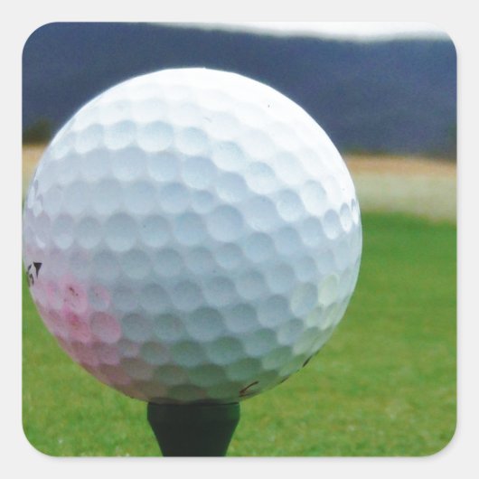 Golf Ball auf dem Golfplatz Quadratischer Aufkleber (Vorderseite)