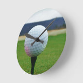 Golf Ball auf dem Golfplatz Runde Wanduhr (Winkel)