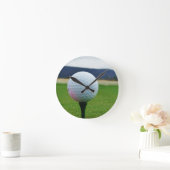 Golf Ball auf dem Golfplatz Runde Wanduhr (Zuhause)