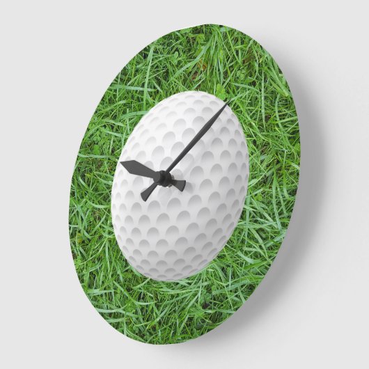 Golf Ball auf Gras Große Wanduhr (Winkel)