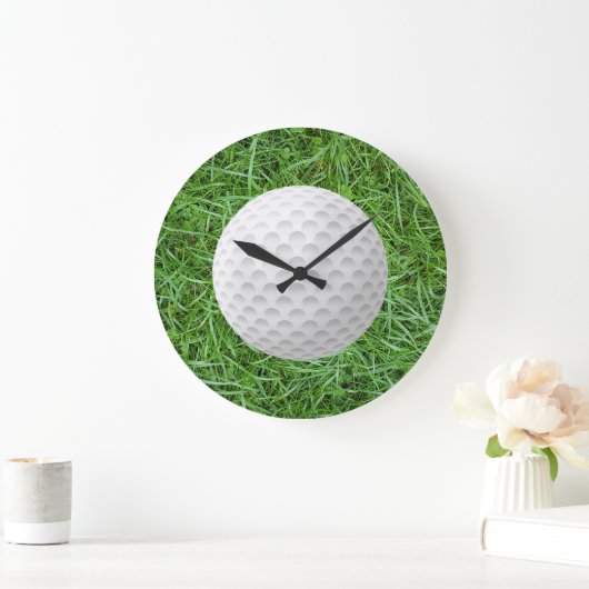 Golf Ball auf Gras Große Wanduhr (Zuhause)