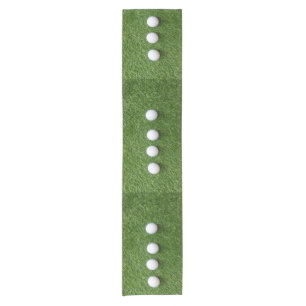 Golf Ball auf grünem Gras Kurzer Tischläufer