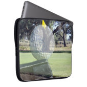 Golf Ball auf Putter in mehrschichtiger Zusammense Laptopschutzhülle (Vorne Rechts)