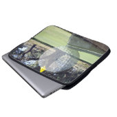 Golf Ball auf Putter in mehrschichtiger Zusammense Laptopschutzhülle (Vorne Knopf)