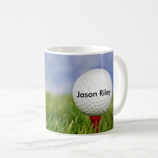 Golf Ball auf rotem Tee Kaffeetasse (VorderseiteRechts)