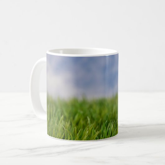 Golf Ball auf rotem Tee Kaffeetasse (Vorderseite Links)