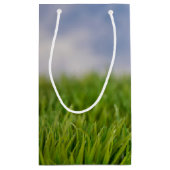 Golf Ball auf Tee Kleine Geschenktüte (Rückseite)