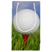 Golf Ball auf Tee Kleine Geschenktüte (Vorderseite)